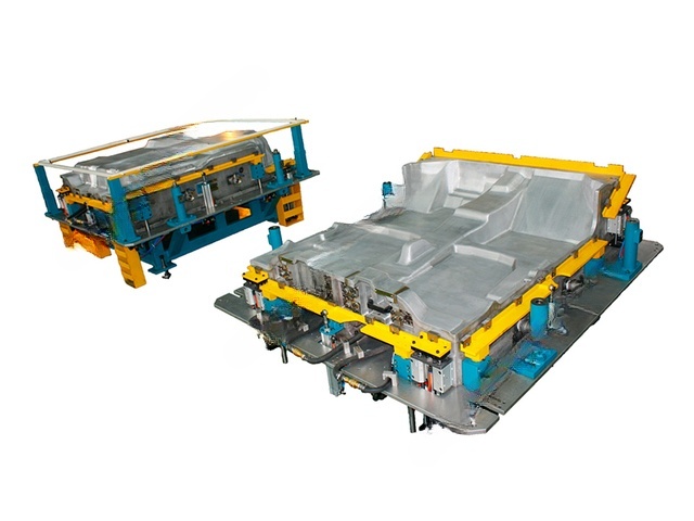 Carpet forming mould